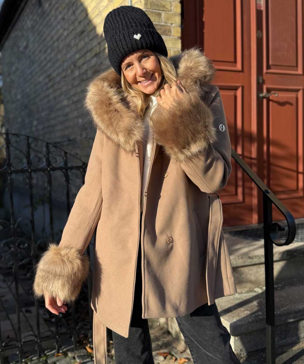 brun kappa med päls