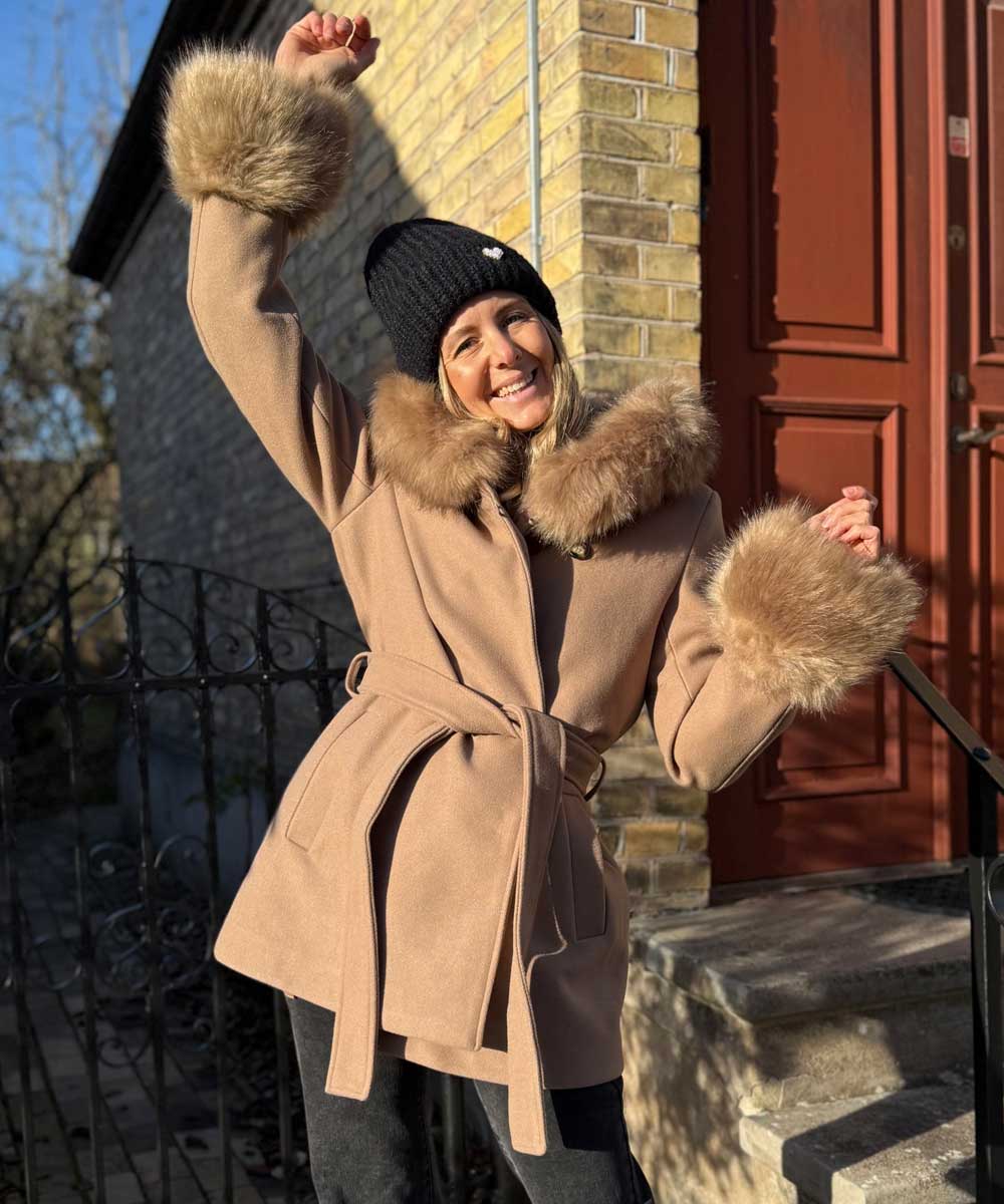 brun kappa och mössa