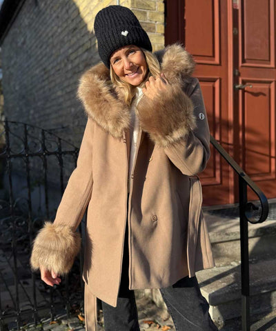 brun kappa med päls