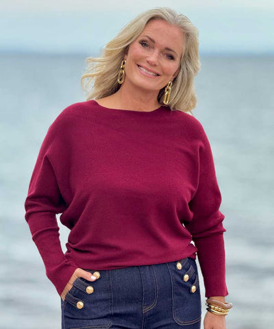 vinröd tröja och blå jeans