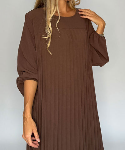 brun klänning detaljer