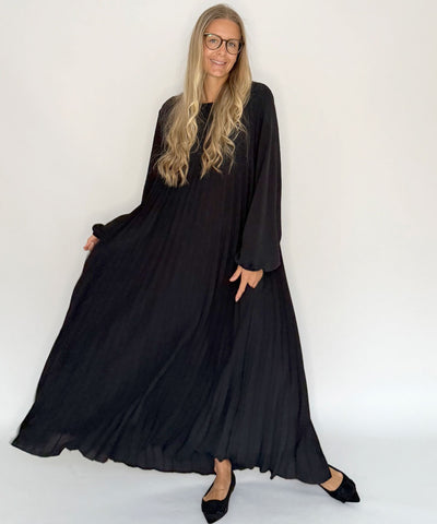 Plisserad klänning i svart