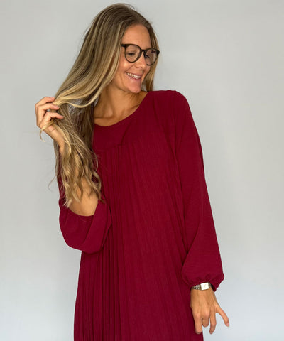 vinröd klänning detaljer