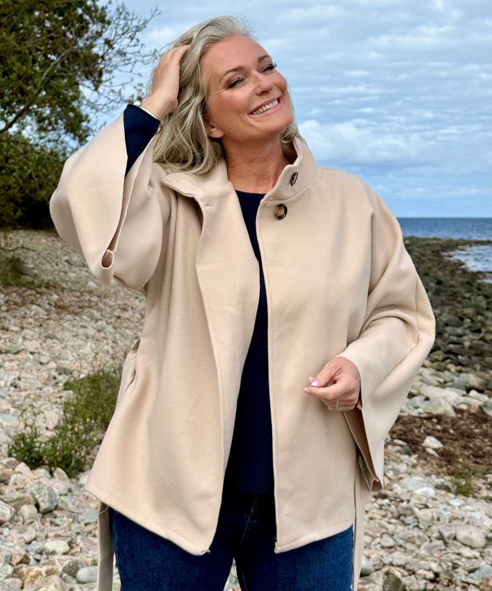 modell i beige jacka