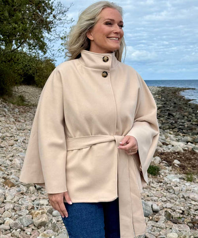 beige jacka med vida ärmar