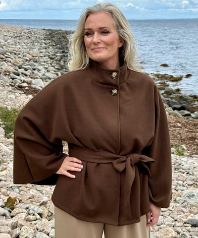 brun jacka med vida ärmar