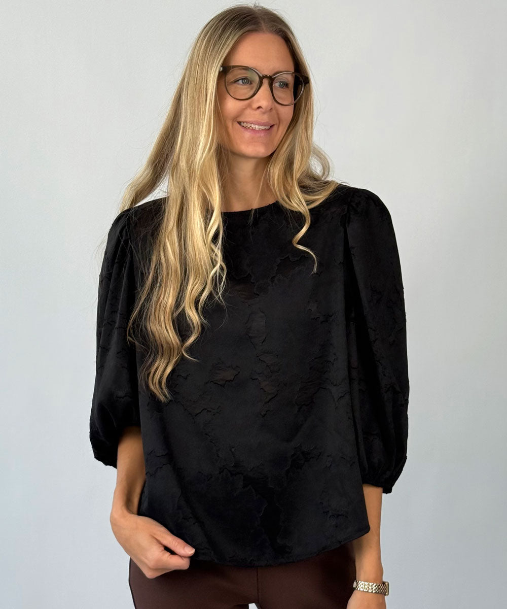 Svart blus med mönster