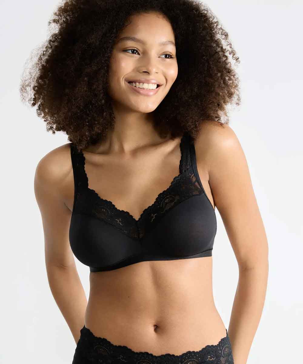 Modell i svart spetsbh