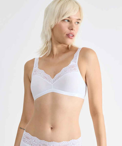 Modell i vit bh med spets