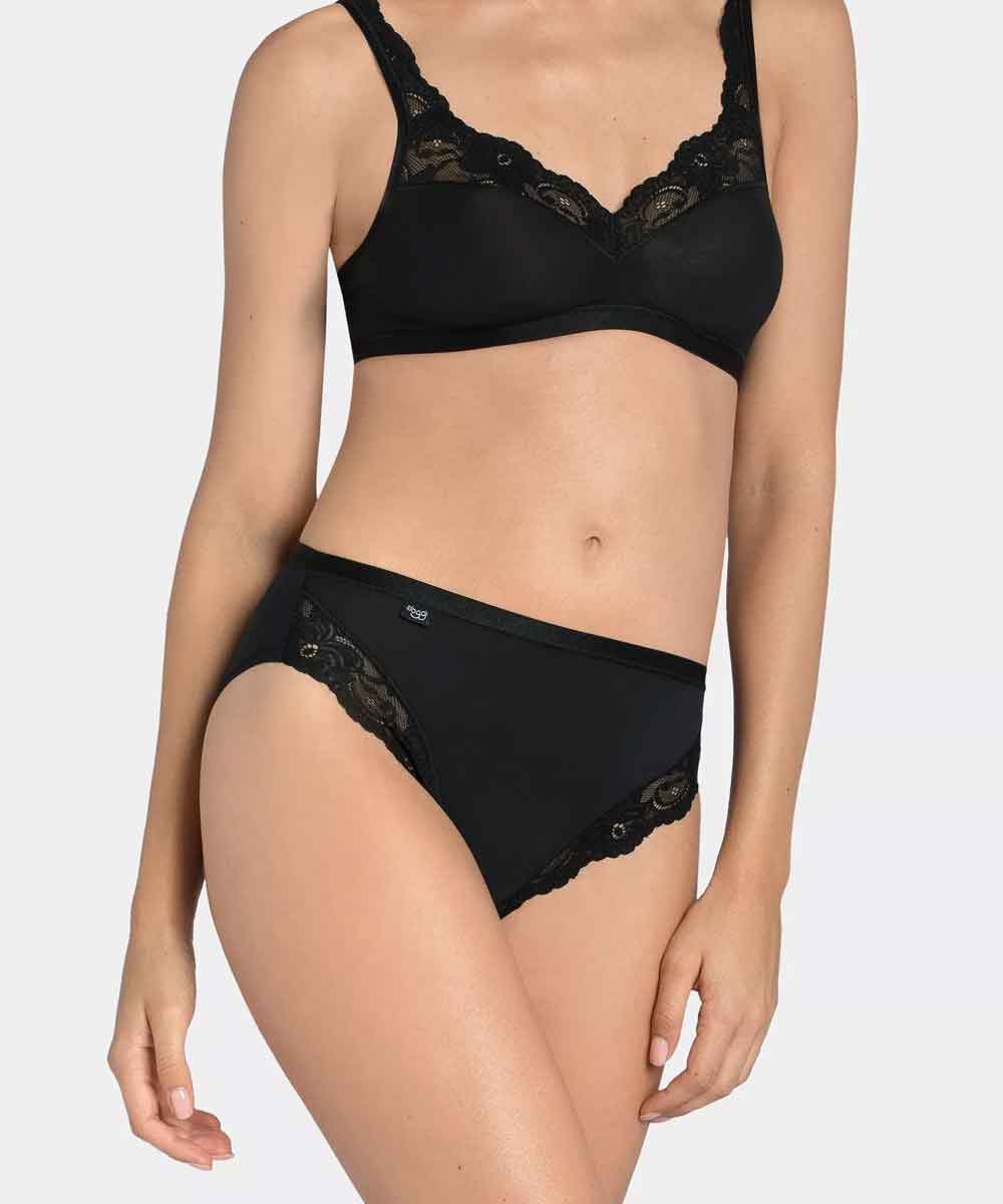 Modell i svart tai trosa