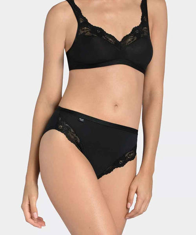 Modell i svart tai trosa