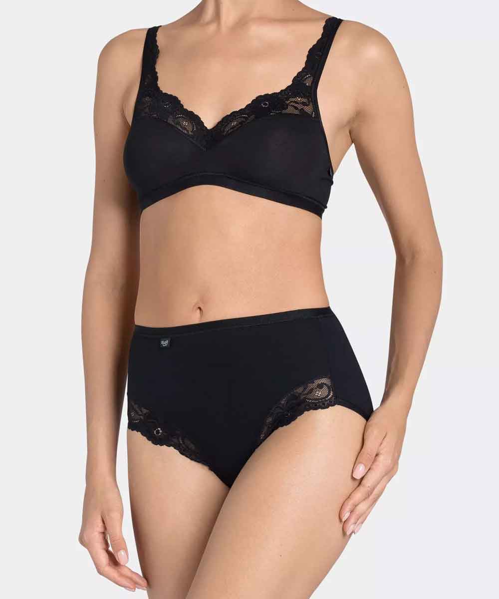 Modell i svart trosa med spets