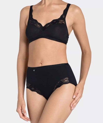 Modell i svart trosa med spets