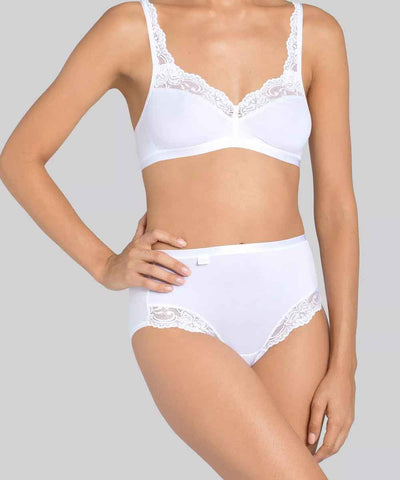 Modell i vit trosa med spets