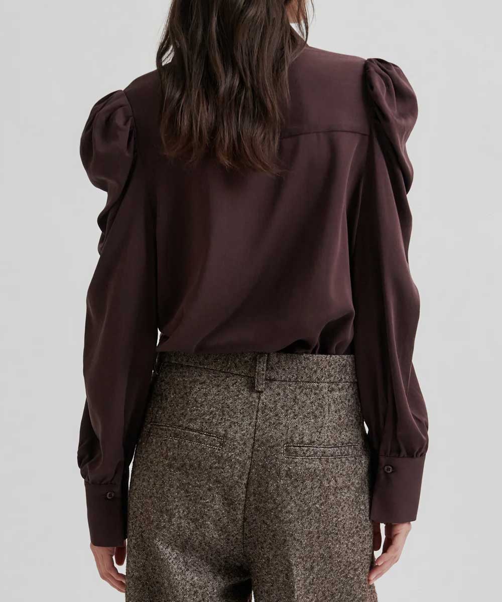 brun blus baksida