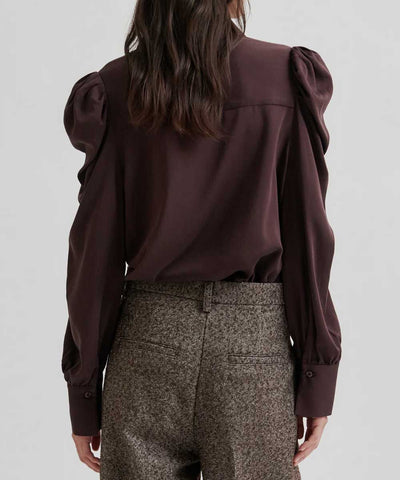 brun blus baksida