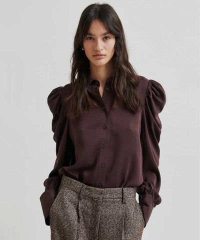 Brun blus med puffärm