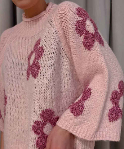 closeup rosa stickad tröja