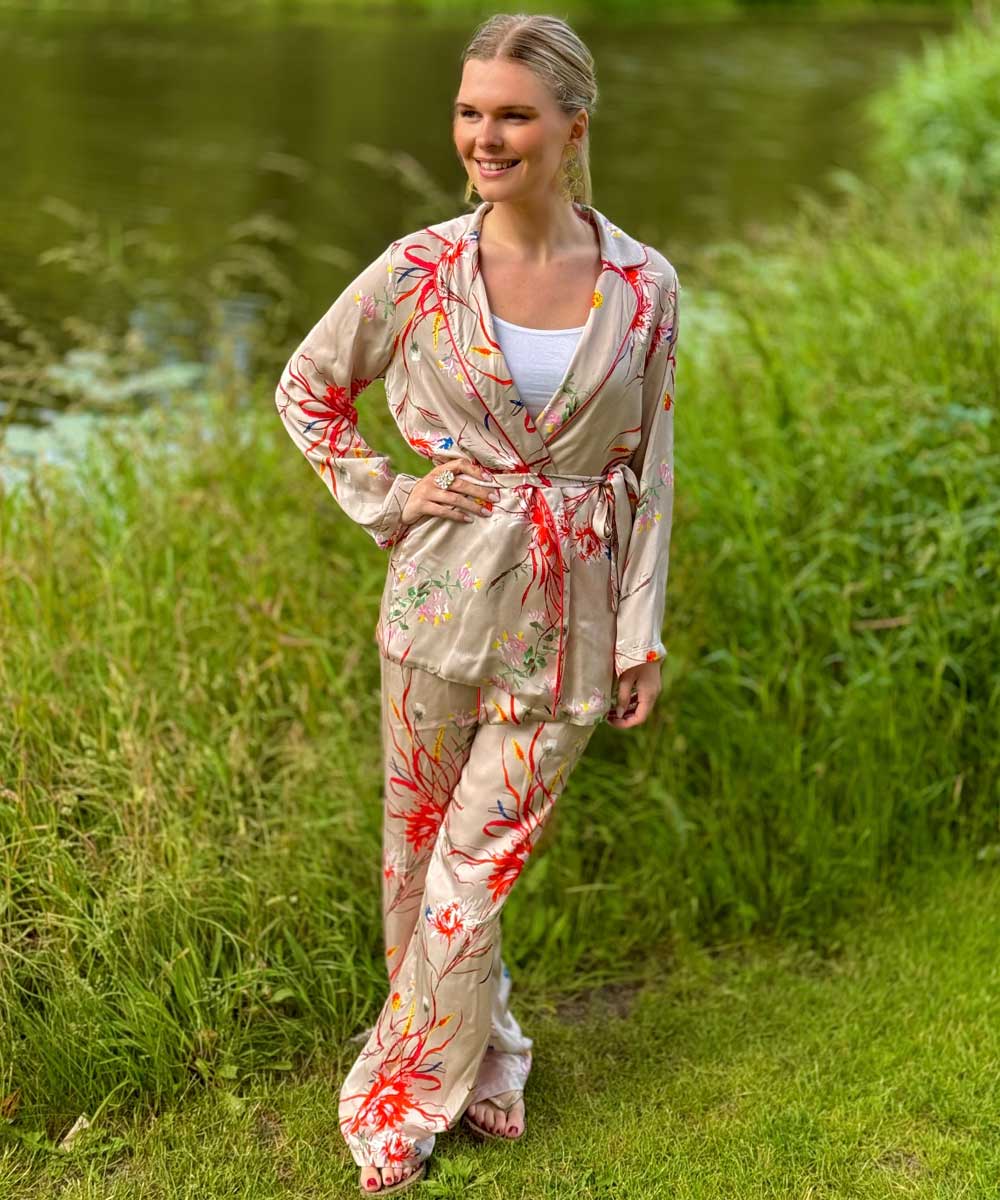 Modell i byxa och wrap