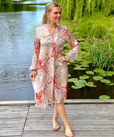 Modell i beige klänning