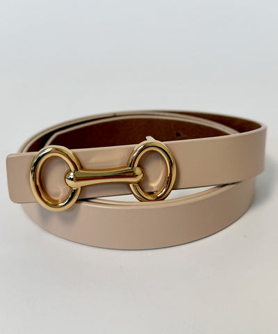 bälte i beige med guldspänne