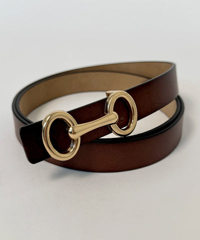 Brunt bälte med guldspänne