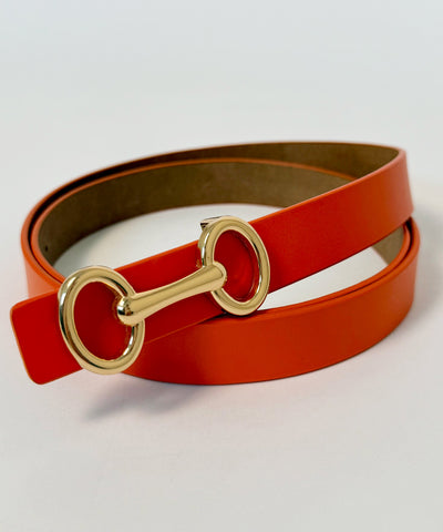 Skärp i orange med guldspänne