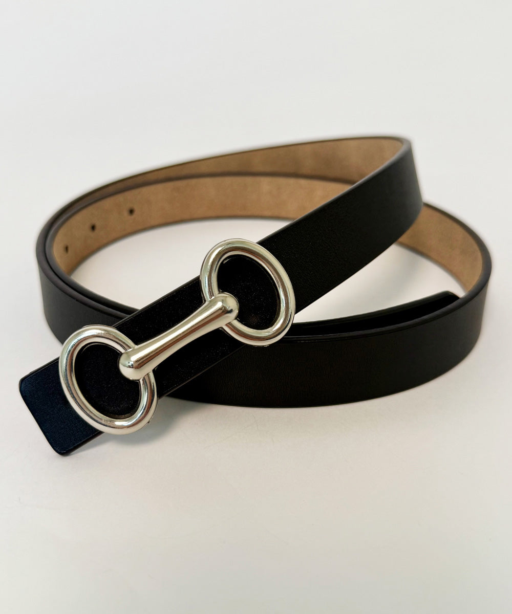 svart bälte med silverspänne