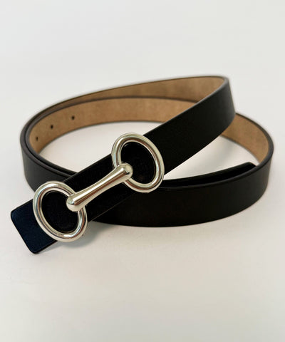 svart bälte med silverspänne