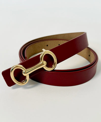 vinrött bälte med guldspänne