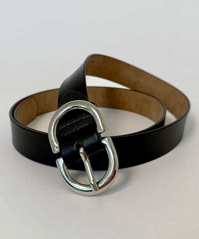svart bälte med silverspänne