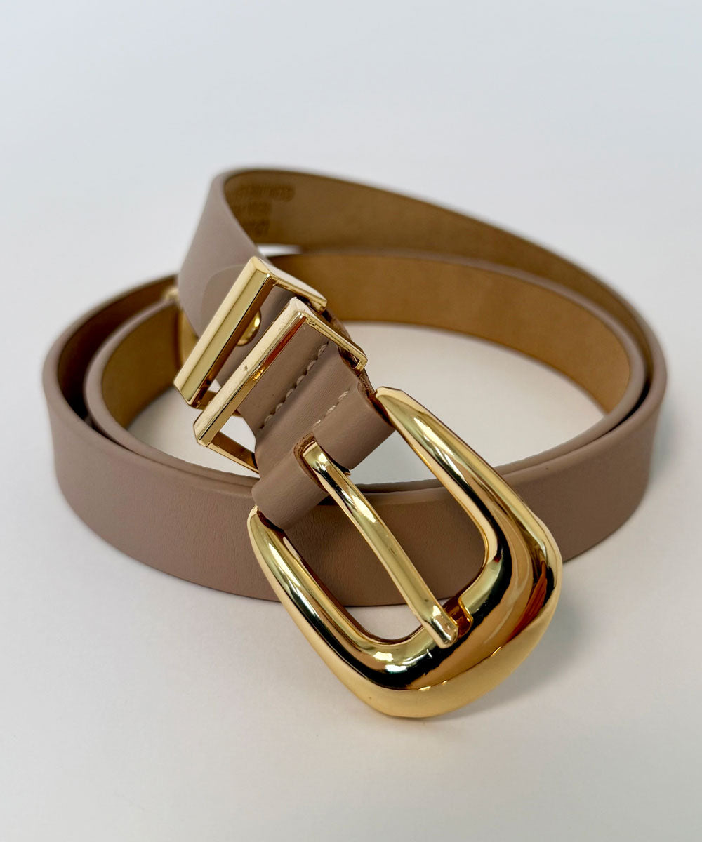 Brunt skärp med guldspänne