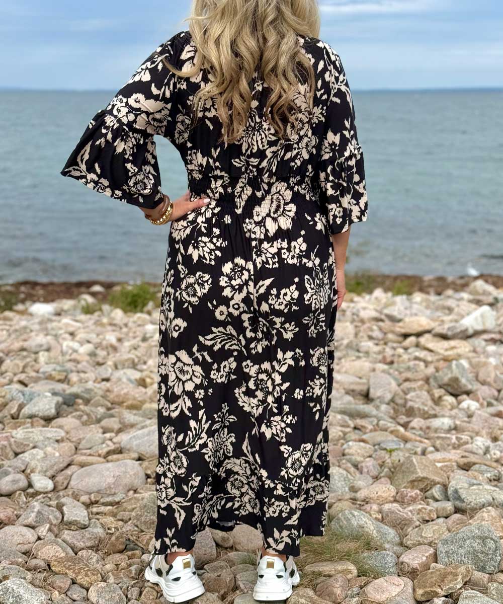 svart klänning baksida