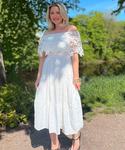 vit klänning med spets upptill