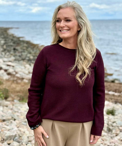 Vinröd tröja med struktur