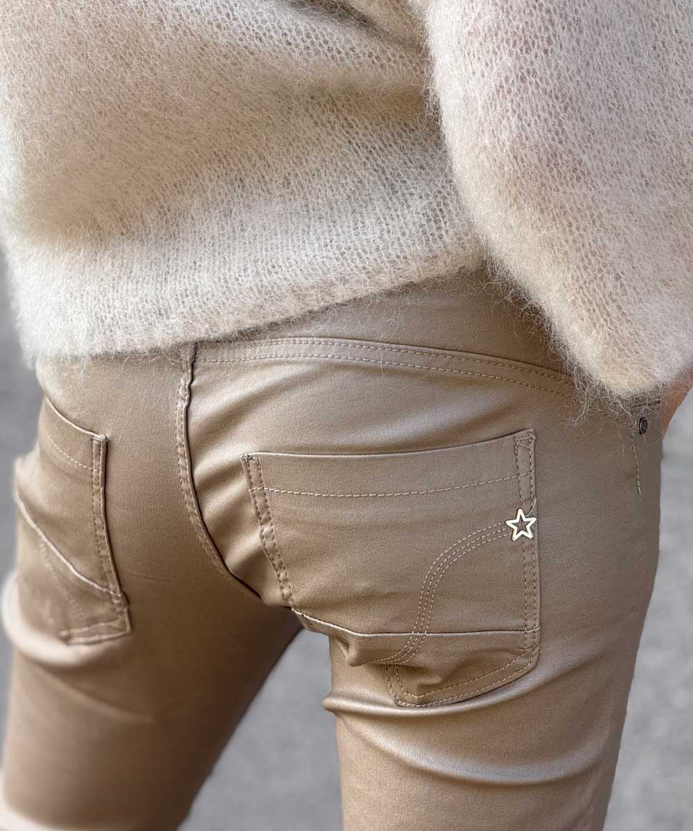beige vaxad byxa baksida