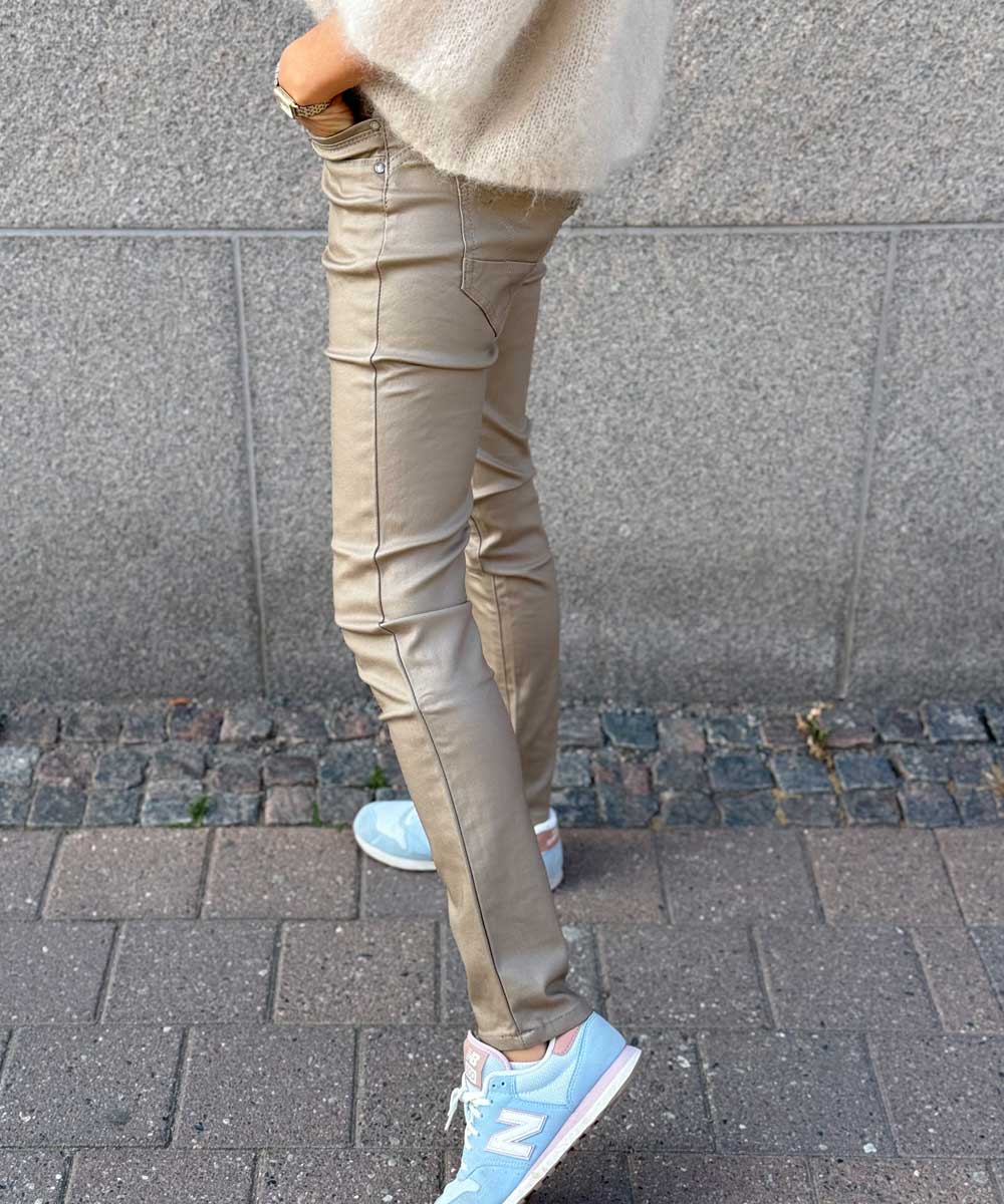 beige vaxad byxa från sidan