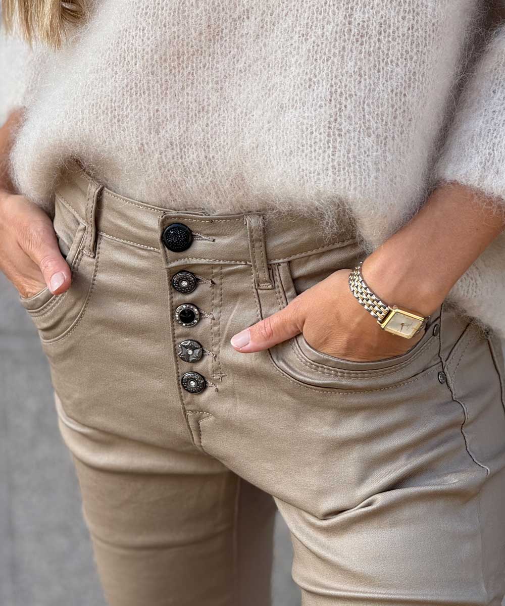 beige vaxad byxa detaljer