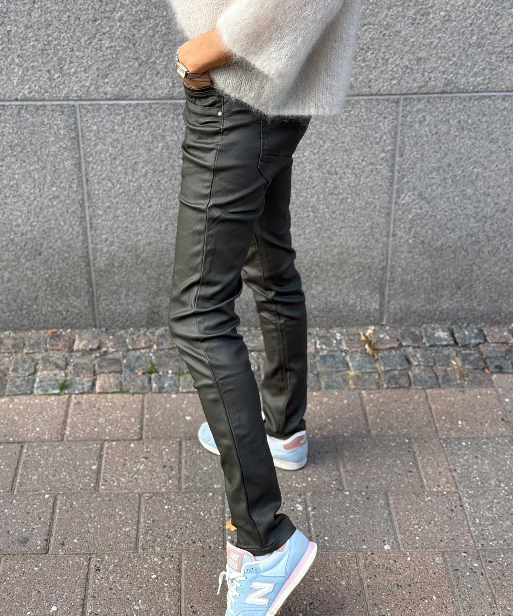 grön byxa från sidan