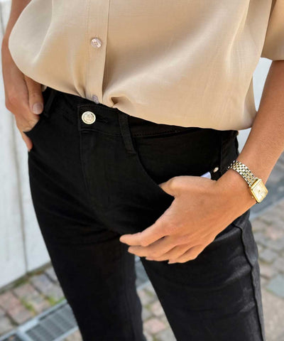 svart byxa detaljer fram