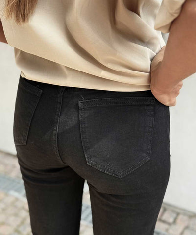 svart byxa detaljer bak