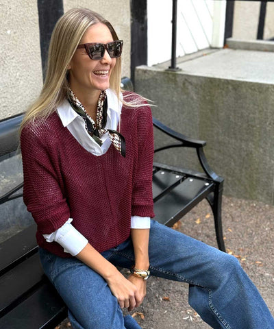 vinröd tröja och jeans