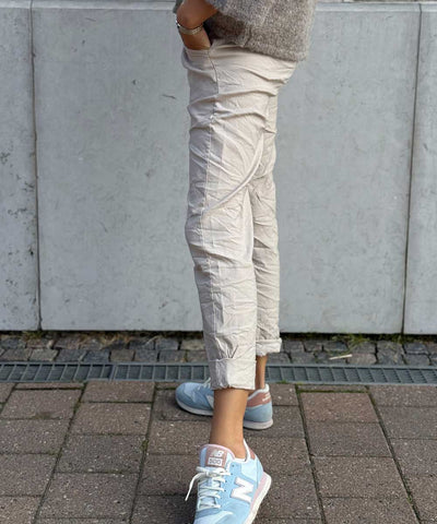byxa i beige från sidan