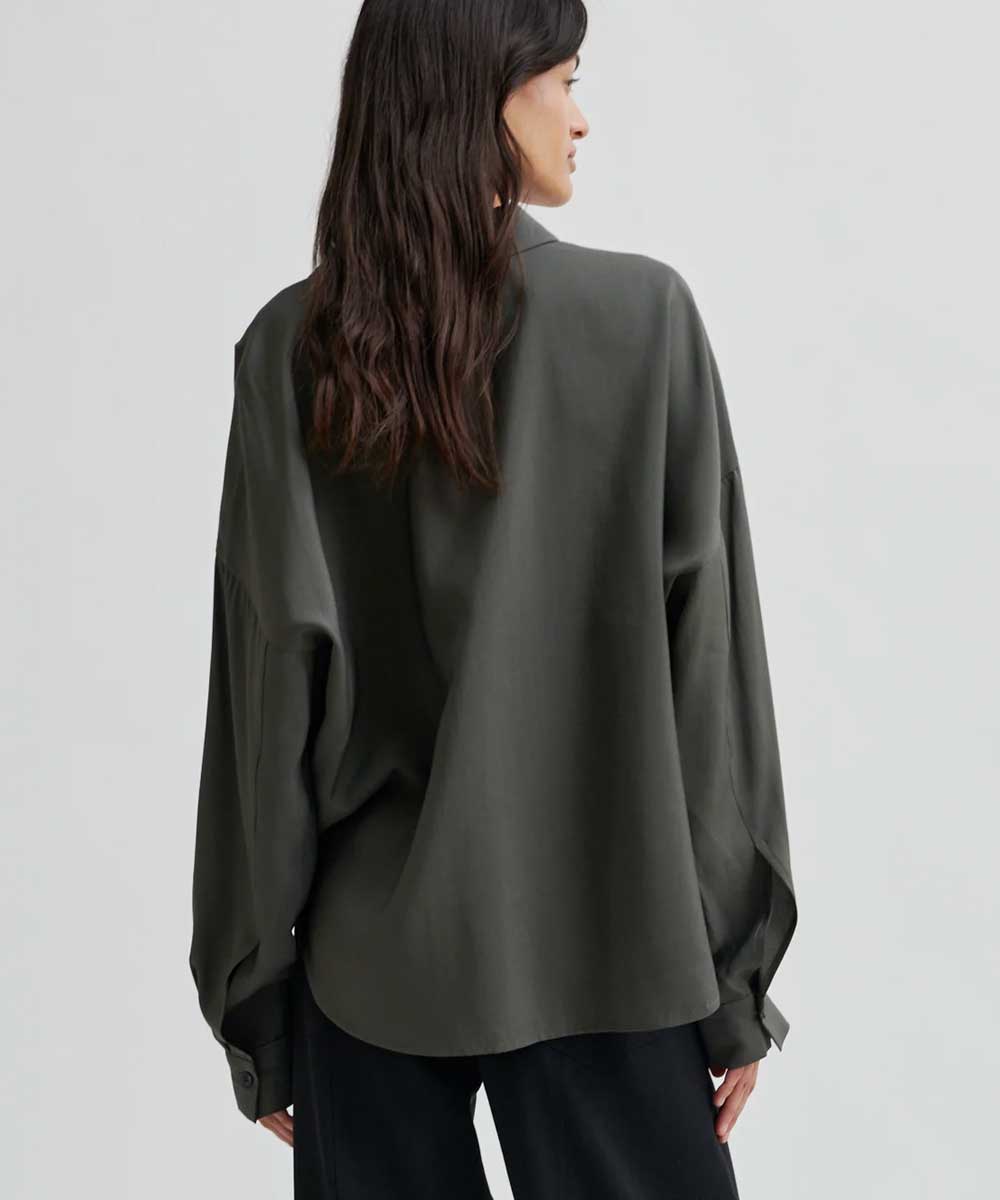 blus i grått baksida