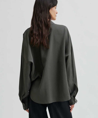 blus i grått baksida