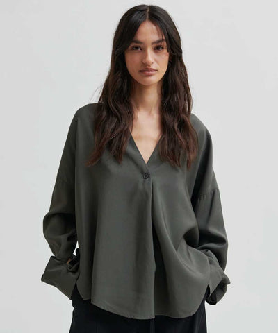 grå blus med v-hals