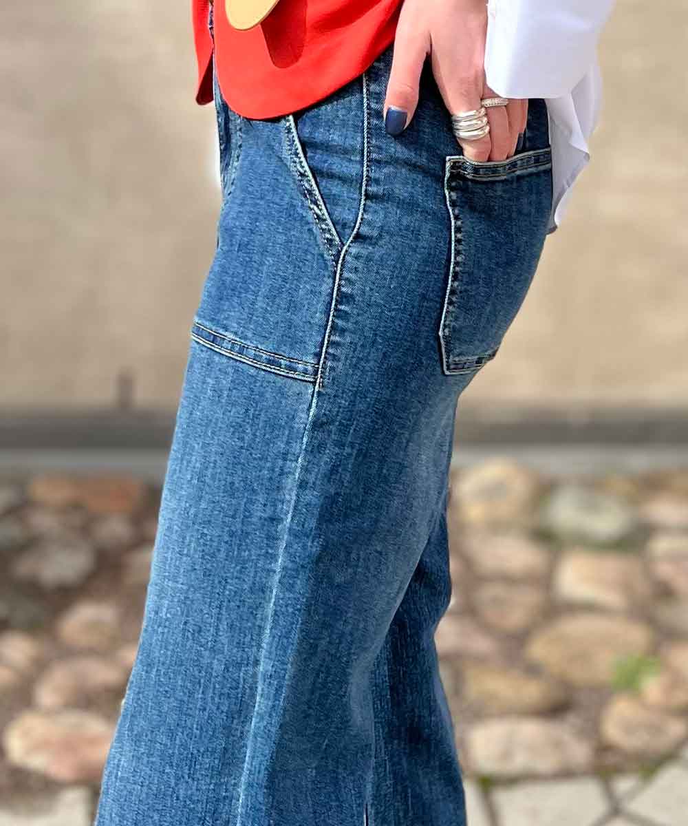 mellanblå jeans från sidan