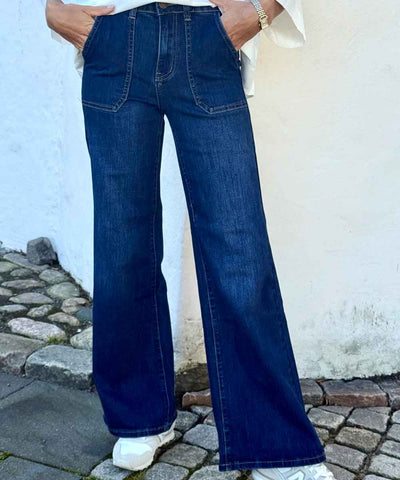 Blå jeans med utanpå fickor
