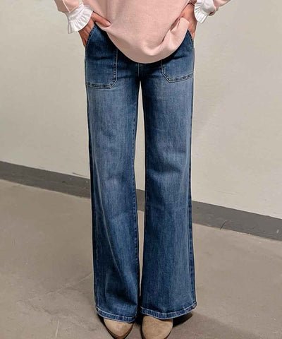 modell i raka jeans