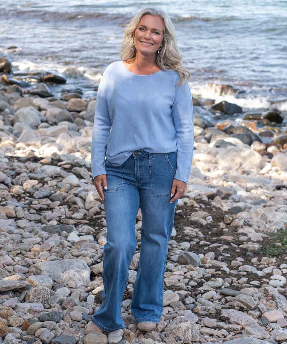 modell i midblå jeans